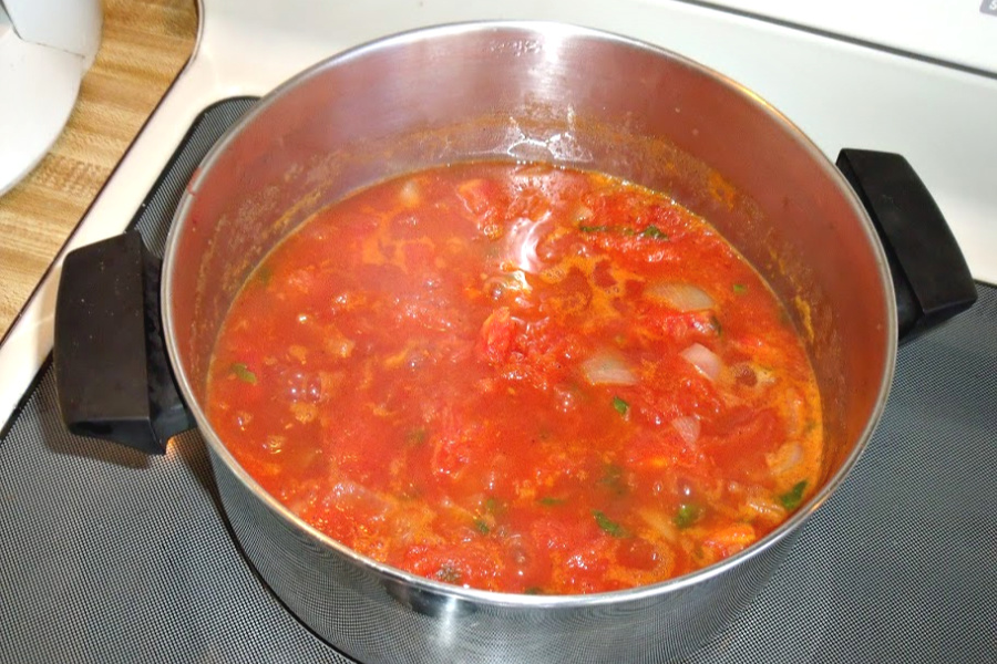 A delicious and easy recipe for fresh tomato bisque. Rome tomatoes and basil with cream and croutons make for a bright and tasty soup.