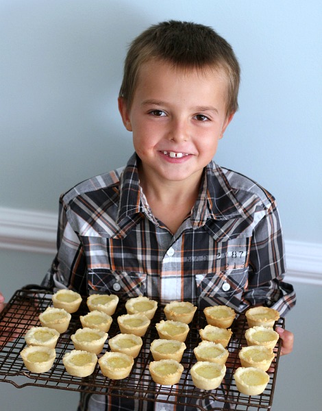 Easy recipe for Lemon Tartlets. Delicious little cookies filled with a sweet lemony center are perfect for Christmas or with tea as a dessert.