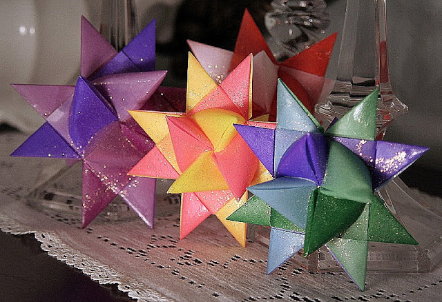 Beautiful folded paper German stars remind many of childhood when they were made at Christmas time. Easy to follow, step-by-step video tutorial teaches you how to make them. 