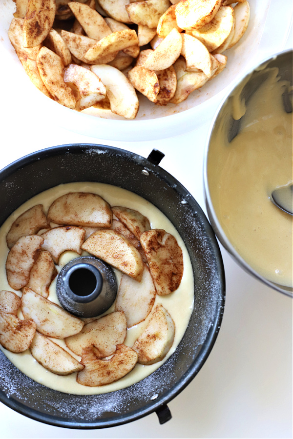 Adding first layer of apples to the pan