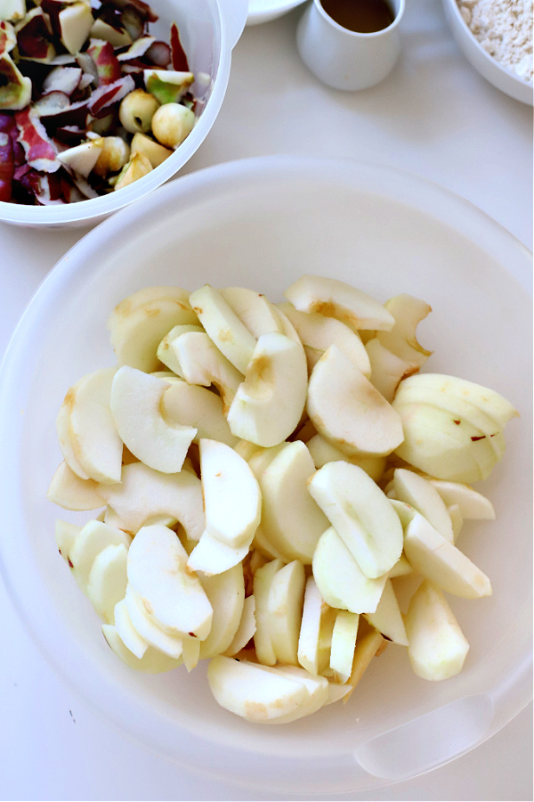 Sliced apples for a Jewish apple cake