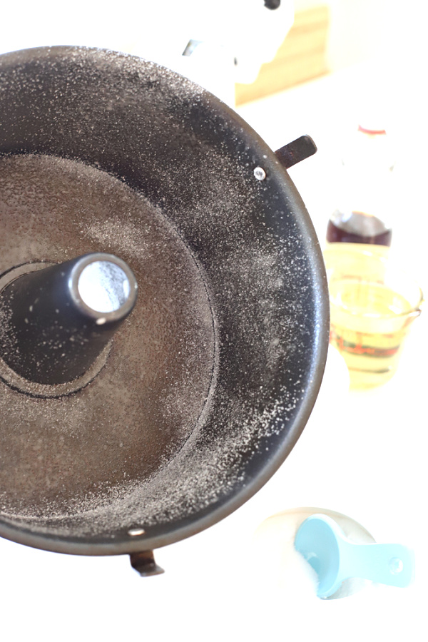 preparing angel food pan for Jewish Apple cake