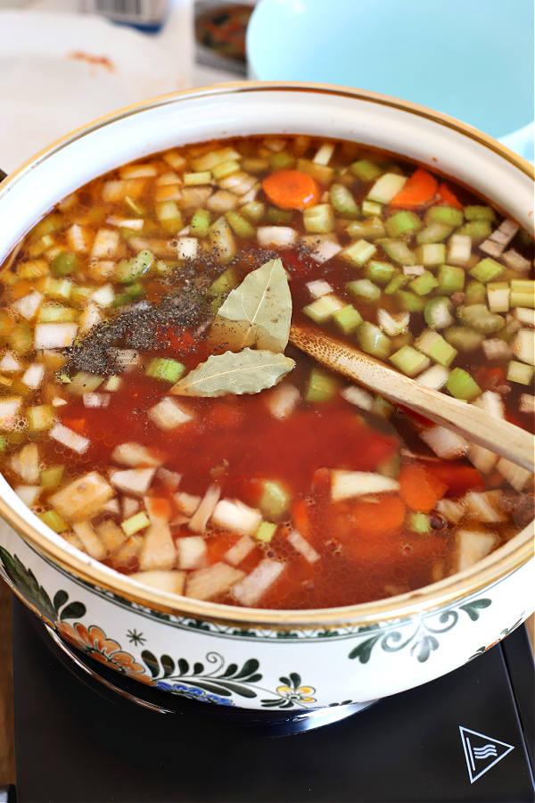 Recipe for homemade hamburger barley vegetable soup.