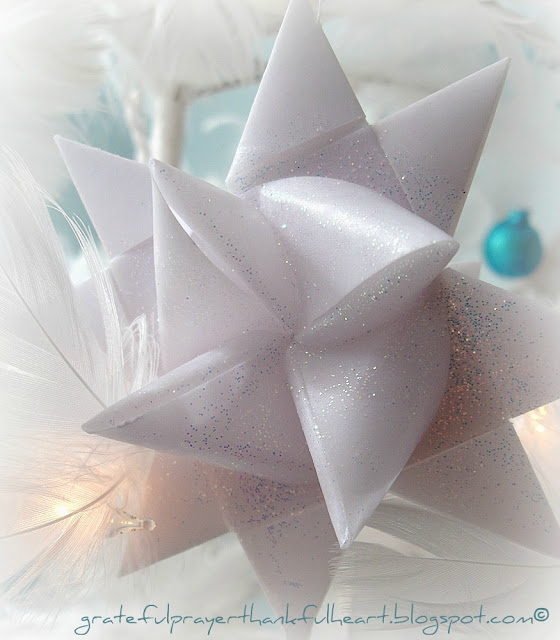 Folded paper German stars remind many of childhood when they were made at Christmas time. Easy to follow, step by step video tutorial teaches you how. 