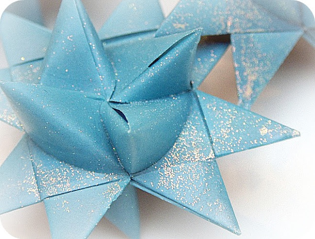 Folded paper German stars remind many of childhood when they were made at Christmas time. Easy to follow, step by step video tutorial teaches you how. 