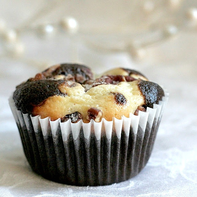 Moist and chocolaty, black bottom cups are rich little cupcakes with a cream cheese & chocolate chip filling and topped with sugar and pecans.