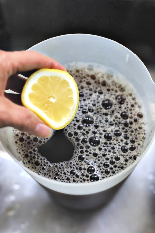 Easy how-to for fresh brewed iced tea sweetened or without sugar. Homemade recipe using tea bags with a squeeze of lemon or orange juice and a sprig of mint.