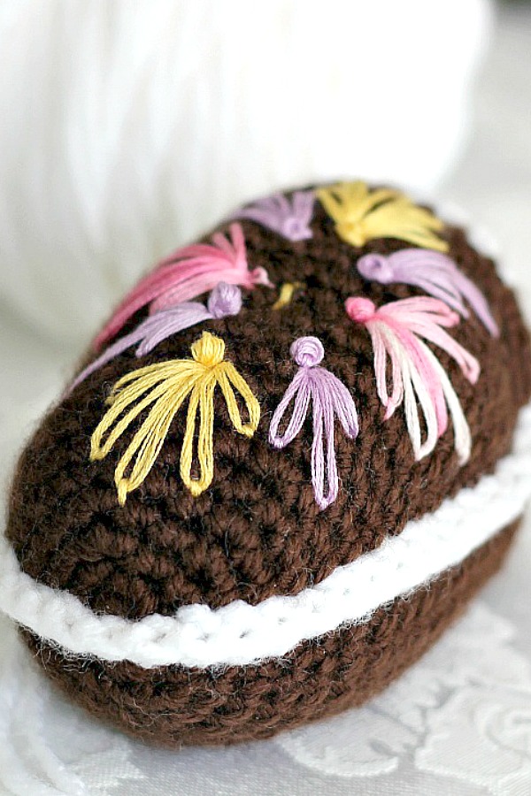 Super cute pattern for chocolate diorama Easter egg is crocheted with faux frosting and embroidered decorations. Sweet holiday décor for tablescape or Easter baskets.