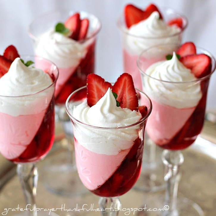 Jello strawberry slope parfait dessert whipped cream low calorie www.lorrainedhebler.com