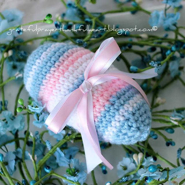 Sweet crochet Easter eggs are easy to make and lovely holiday decorations. Collection of FREE patterns, some vintage, to fill a basket with keepsakes to enjoy for generations. Tutorials include a chocolate diorama egg, an egg that opens for filling and then tied closed. 