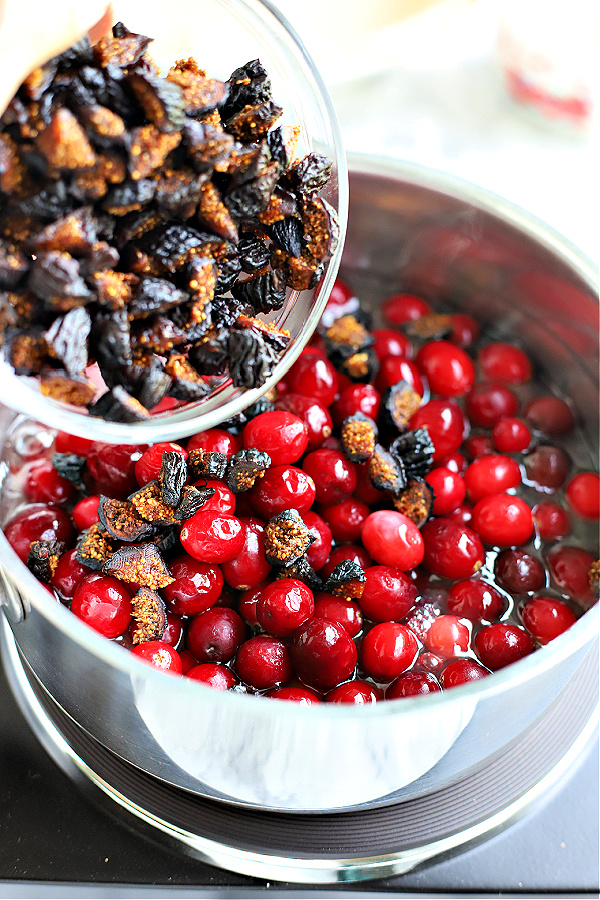 making the filling for cranberry and fig pie