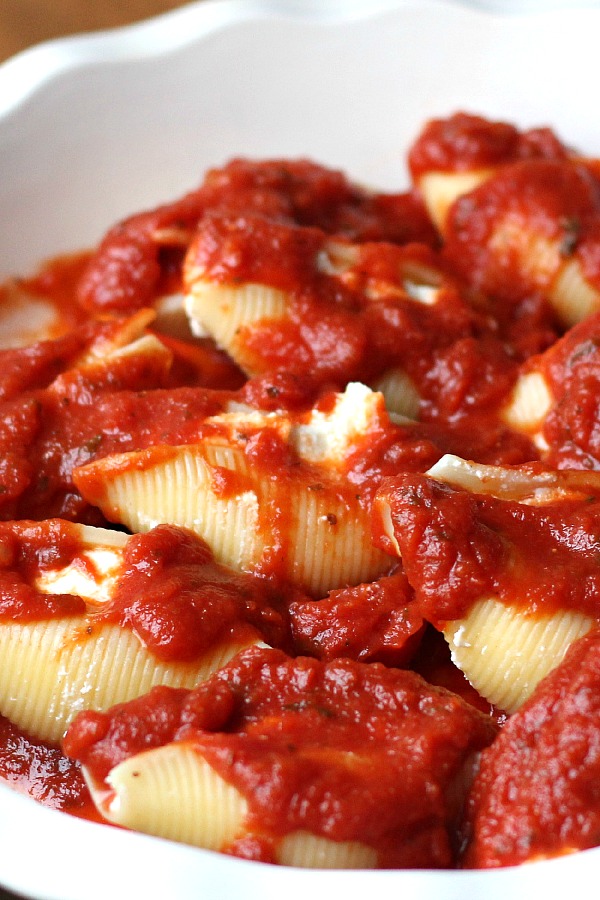 Easy pasta shells with cheese filling is a dish of tender pasta and a creamy, cheesy filling. Serve with a side salad, bread and a glass of wine on a candle-lit table for an extra special dinner.