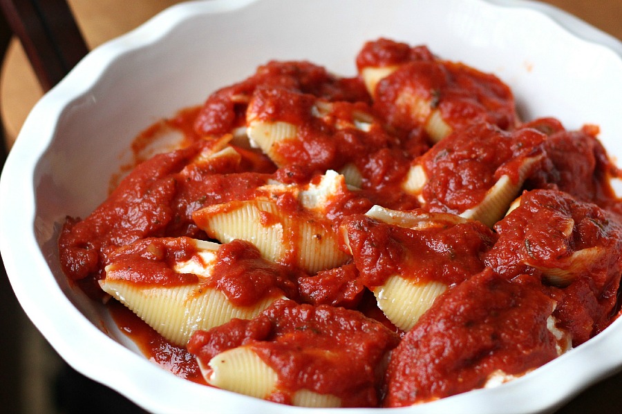 Easy pasta shells with cheese filling is a dish of tender pasta and a creamy, cheesy filling. Serve with a side salad, bread and a glass of wine on a candle-lit table for an extra special dinner.