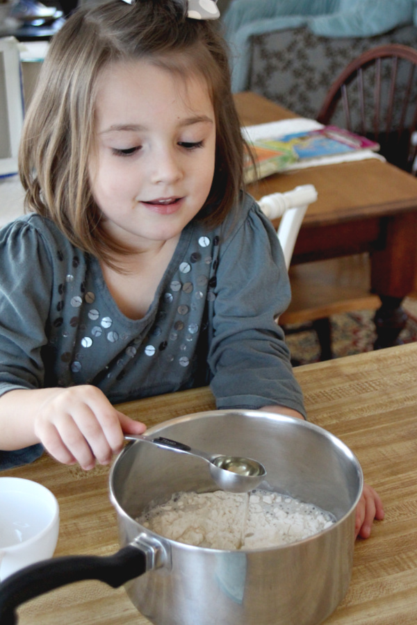 Making modeling playdough with or for your children is fun! Easy recipe for colorful, soft and just right for non-technical creative play.