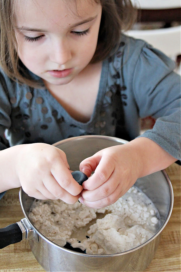 Making modeling playdough with or for your children is fun! Easy recipe for colorful, soft and just right for non-technical creative play.