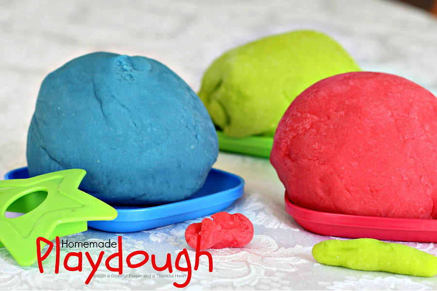 Making modeling playdough with or for your children is fun! Easy recipe for colorful, soft and just right for non-technical creative play.