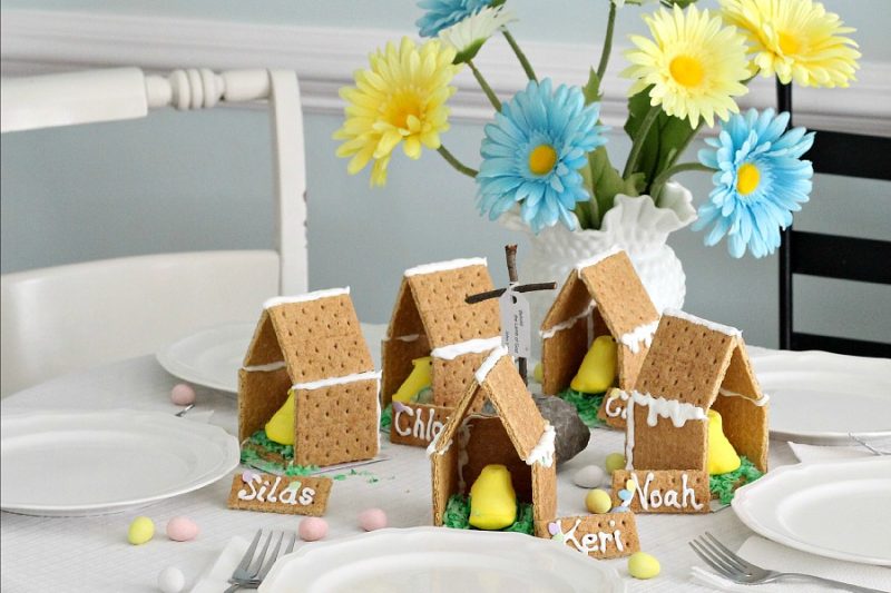 Adorable little Easter Peep Graham Cracker House is so easy to make using royal frosting to glue and assemble coop. Sweet treats for kids and cute table place-setting decorations.