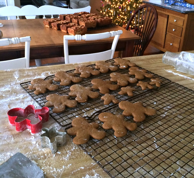 Give your holiday visitors gingerbread cookie parting treats as a thoughtful gesture. Let them snip from a decorative swag, hung by the door, a wrapped gingerbread cookie as they depart. 