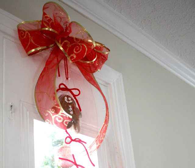 Give your holiday visitors gingerbread cookie parting treats as a thoughtful gesture. Let them snip from a decorative swag, hung by the door, a wrapped gingerbread cookie as they depart. 