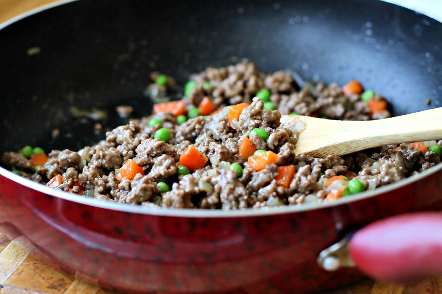 Is it Cottage Pie or Shepherd's Pie? Did you know there is a difference between “cottage pie” and “shepherd’s pie?” Shepherd’s pie should only be named as such if it contains lamb, and “cottage” usually applies to one made with beef. Whatever you call it, it is a delicious, budget meal.