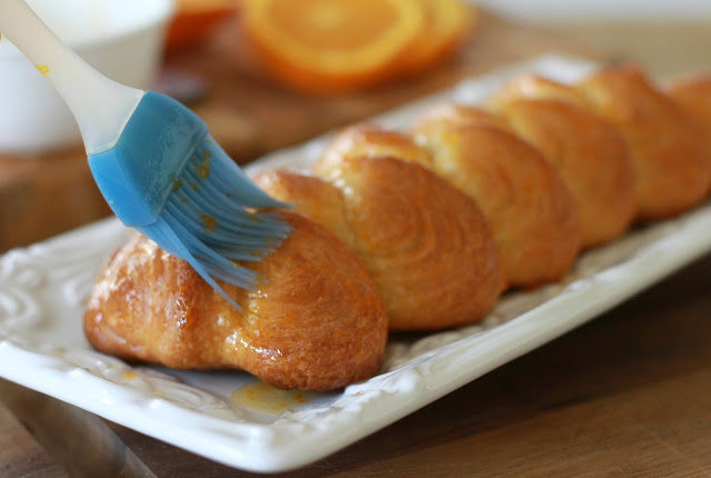 Orange Honey Pull-Apart Rolls are a pretty way to dress-up a can of crescent rolls. Brushed with a sweet orange glaze, they take just a few minutes of preparation yet burst with flavor.