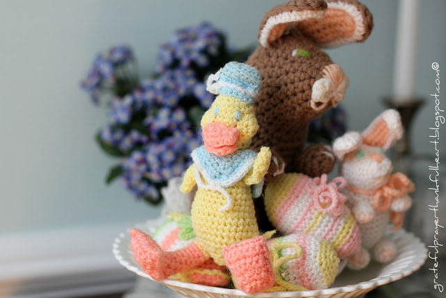 Sweet crochet Easter eggs are easy to make and lovely holiday decorations. Collection of FREE patterns, some vintage, to fill a basket with keepsakes to enjoy for generations. Tutorials include a chocolate diorama egg, an egg that opens for filling and then tied closed. 