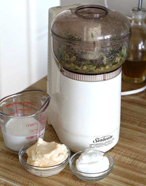 Buttermilk Ranch Dressing is a favorite with kids and adults. Full of amazing flavors bringing boring salads to life. Easy recipe for a fresh, bright taste.