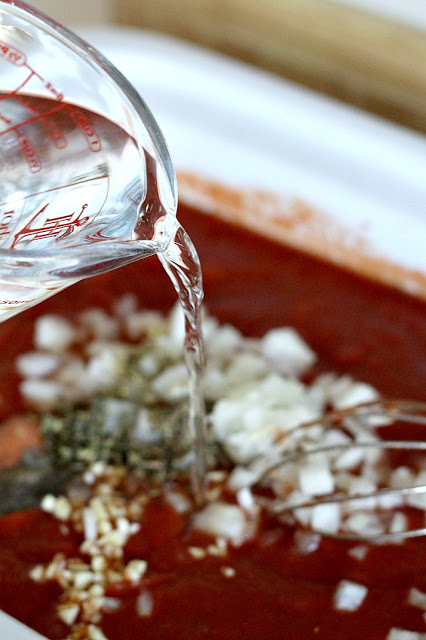 A delicious slow cooker tomato pasta sauce is perfect for those busy days and you still need a meal to feed the hungry. Ladle over your favorite pasta. 