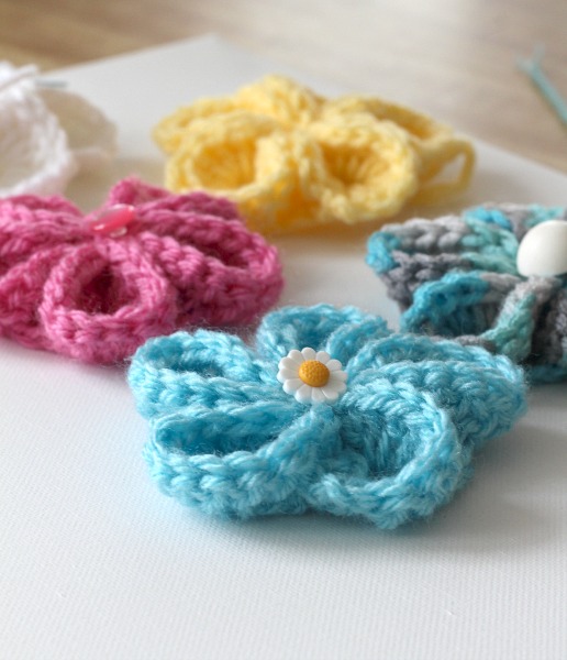 Pretty crochet flowers for all kinds of projects. Wall art or embellishing hats, beanies and bags. Easy to follow video tutorial.