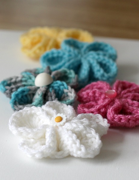 Pretty crochet flowers for all kinds of projects. Wall art or embellishing hats, beanies and bags. Easy to follow video tutorial.