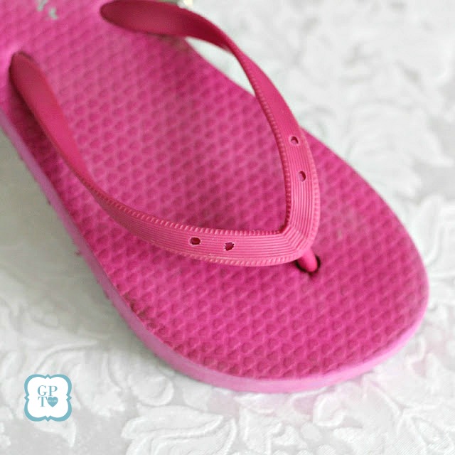 Dress up inexpensive flip flops with easy to make crochet flowers for summer fun. How-to instructions for attaching and flowers pattern.