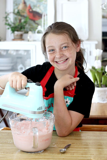 kids baking cupcakes