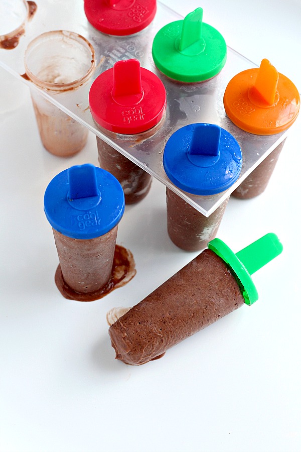 Easy recipe for frozen chocolate peanut butter fudgesicles pops that kids will love. Fun summertime dessert.