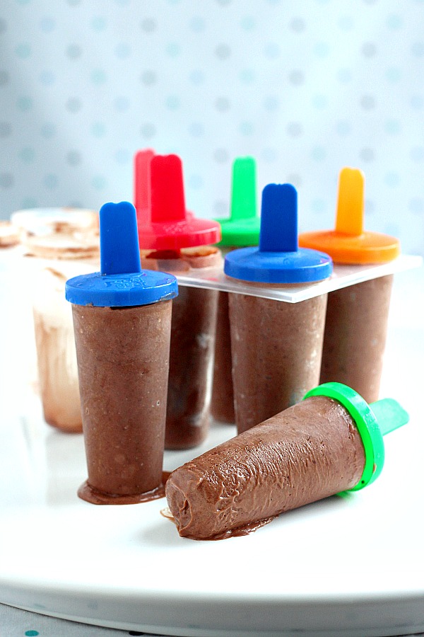 Easy recipe for frozen chocolate peanut butter fudgesicles pops that kids will love. Fun summertime dessert.