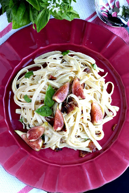 Easy recipe for Linguine pasta with bacon, fresh figs and basil. A special dish perfect for entertaining your guests for dinner.