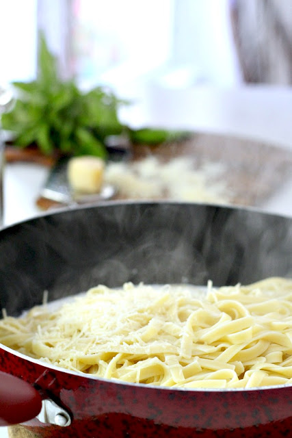 Easy recipe for Linguine pasta with bacon, fresh figs and basil. A special dish perfect for entertaining your guests for dinner.