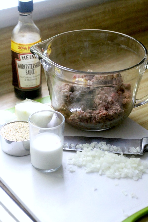 Easy recipe for Swedish meatballs in a creamy white sauce. Served over cooked noodles or pasta for a lovely and delicious dinner entree.