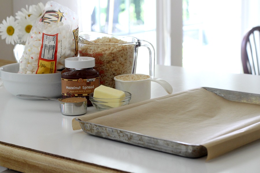 Easy recipe for Chocolate & Peanut Butter Rice Krispies Roll, fun treats for adults and kids.