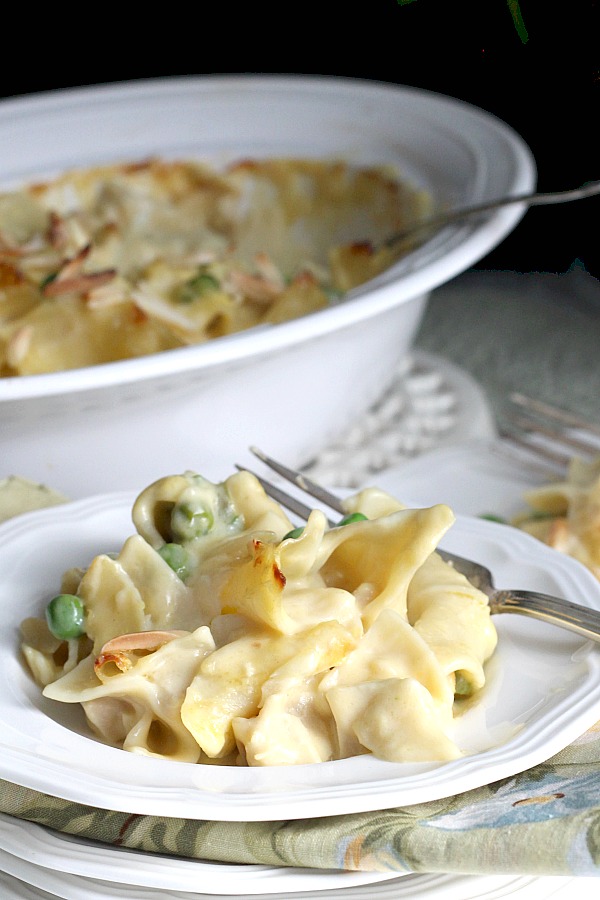 Tender egg noodles, chunks of chicken, bits of onion and bell pepper in a cheesy, creamy sauce and topped with crunchy almonds is what makes creamy chicken noodle casserole a most comforting dinner meal everyone loves.