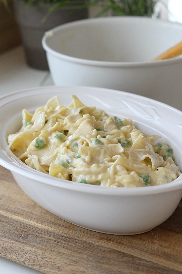 Tender egg noodles, chunks of chicken, bits of onion and bell pepper in a cheesy, creamy sauce and topped with crunchy almonds is what makes creamy chicken noodle casserole a most comforting dinner meal everyone loves.