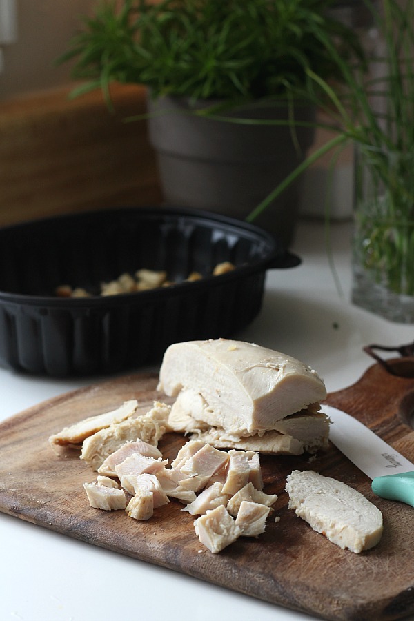 Tender egg noodles, chunks of chicken, bits of onion and bell pepper in a cheesy, creamy sauce and topped with crunchy almonds is what makes creamy chicken noodle casserole a most comforting dinner meal everyone loves.