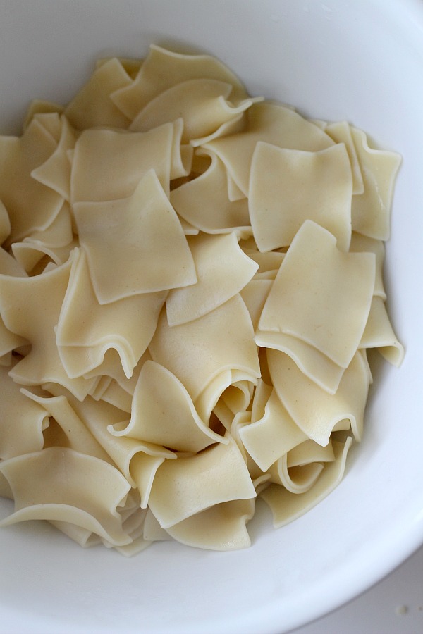 Tender egg noodles, chunks of chicken, bits of onion and bell pepper in a cheesy, creamy sauce and topped with crunchy almonds is what makes creamy chicken noodle casserole a most comforting dinner meal everyone loves.