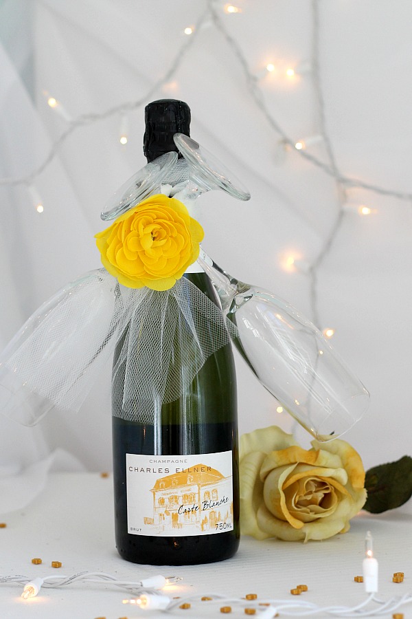 Easy DIY Champagne and flutes holiday gift makes a lovely friend or hostess gift. It takes just a few minutes and looks so festive. Ideal for welcoming the New Year or celebrating a birthday, anniversary, new job, new house or any special occasion.