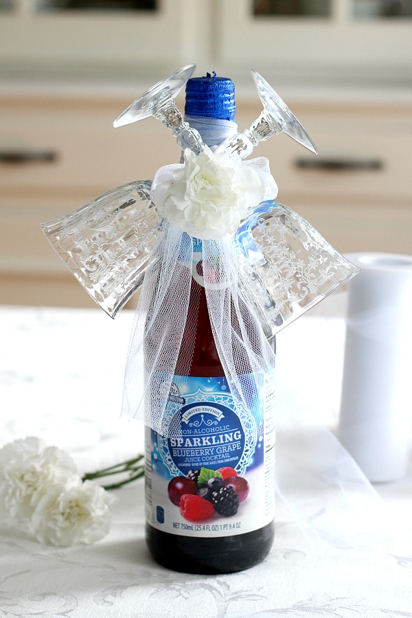 Easy DIY Champagne and flutes holiday gift makes a lovely friend or hostess gift. It takes just a few minutes and looks so festive. Ideal for welcoming the New Year or celebrating a birthday, anniversary, new job, new house or any special occasion.