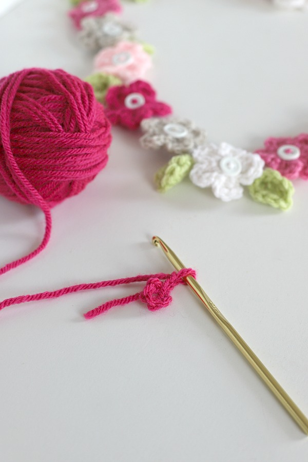 Quick, easy and perfectly pretty, this sweet crochet flower heart is cheerful, bright and a great craft for Valentine's Day. Easy pattern with step-by-step photos for heart, leaves and wreath construction.