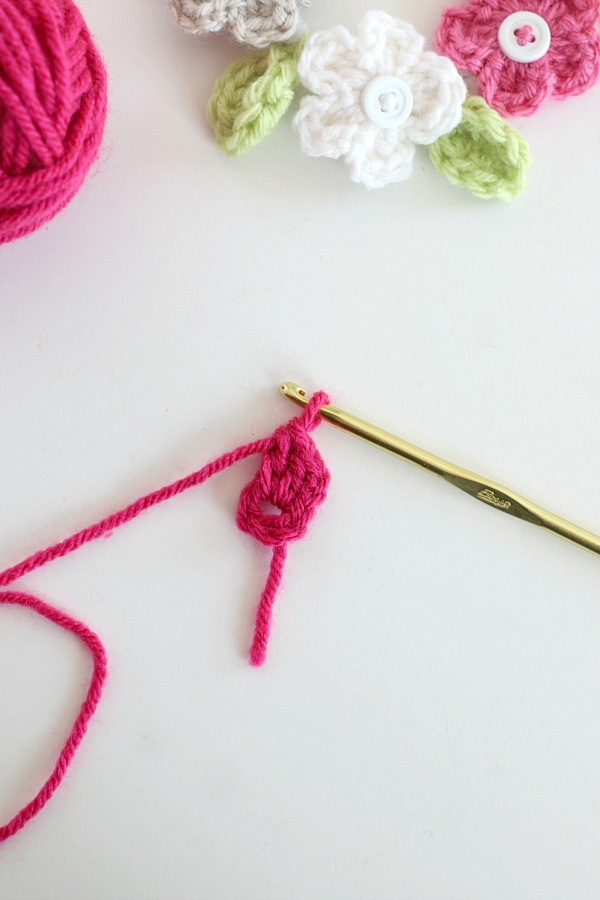 Quick, easy and perfectly pretty, this sweet crochet flower heart is cheerful, bright and a great craft for Valentine's Day. Easy pattern with step-by-step photos for heart, leaves and wreath construction.