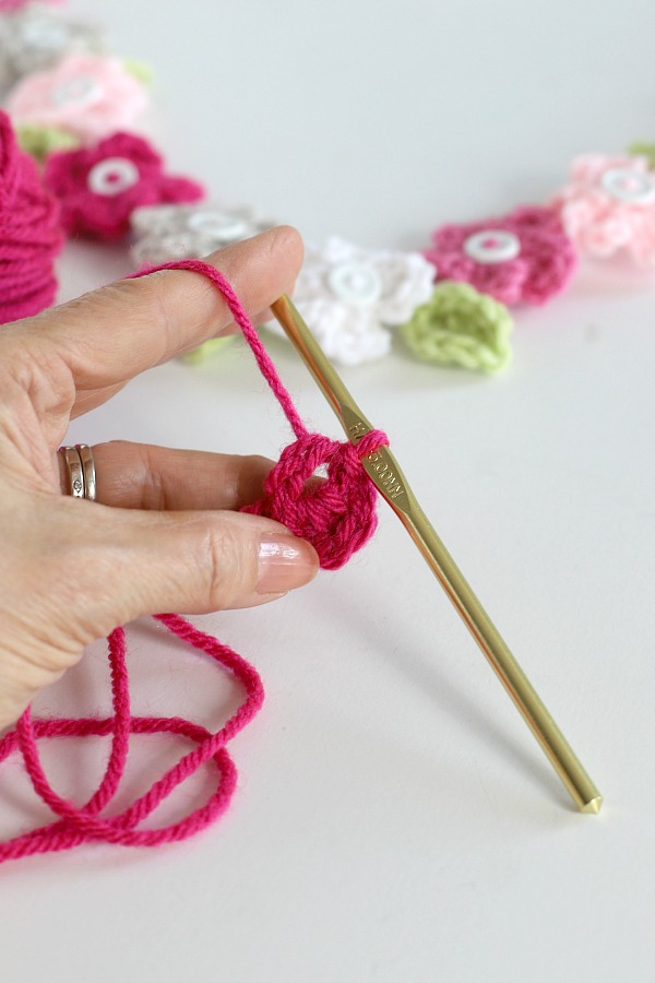 Quick, easy and perfectly pretty, this sweet crochet flower heart is cheerful, bright and a great craft for Valentine's Day. Easy pattern with step-by-step photos for heart, leaves and wreath construction.