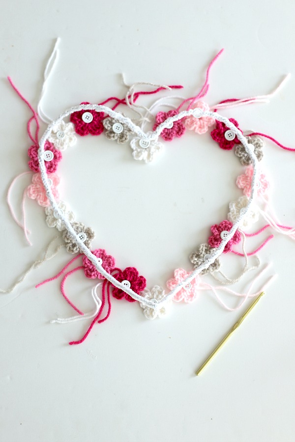 Quick, easy and perfectly pretty, this sweet crochet flower heart is cheerful, bright and a great craft for Valentine's Day. Easy pattern with step-by-step photos for heart, leaves and wreath construction.