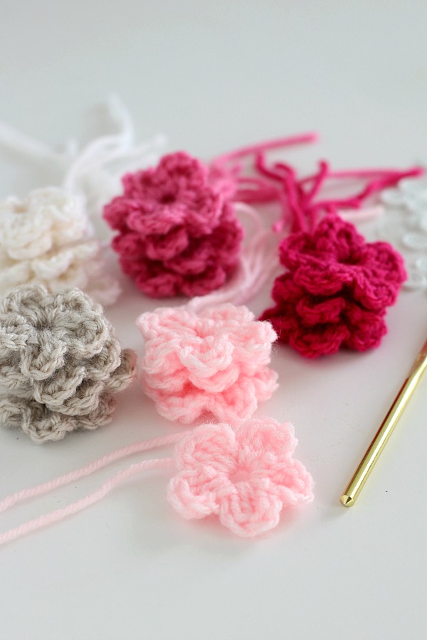 Quick, easy and perfectly pretty, this sweet crochet flower heart is cheerful, bright and a great craft for Valentine's Day. Easy pattern with step-by-step photos for heart, leaves and wreath construction.