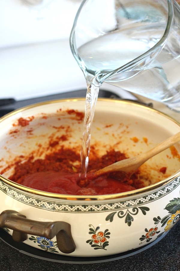 Worthy of the Queens approval and fit for her knights as they ready for a fencing duel is this delicious bowl of Medieval Times Tomato Bisque. Easy soup recipe duplicated from a dinner theater show we recently attended with our family.